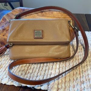 Dooney & Bourke Tan Pebble Ltr Magnet Foldover Zip Crossbody Clutch Tassle Bag